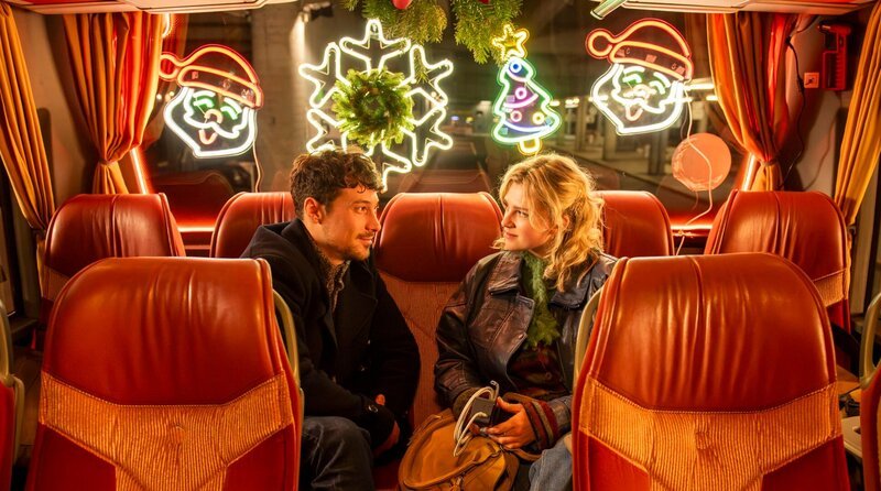 Auf dem Weg von Berlin nach Bayern, lernen sich Hanna (Sinje Irslinger) und Felix (Klaus Steinbacher) im Fernbus kennen. – Bild: ARD Degeto/UFA Fiction GmbH/Susanne Bernhard Auf dem Weg von Berlin nach Bayern, lernen sich Hanna (Sinje Irslinger) und Felix (Klaus Steinbacher) im Fernbus kennen. – Bild: ARD Degeto/UFA Fiction GmbH/Susanne Bernhard