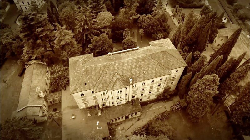Blick auf das Gebäude des Reformsanatoriums Professor Hartungen in Riva. Die dekadente Gesellschaft im Reformsanatorium mit all den eingebildeten Kranken faszinierte einst den Schriftsteller Thomas Mann. Hier bekam er die Ur-Inspiration zu seinem Roman „Der Zauberberg“, dem Abgesang schlechthin auf das sterbende Europa. Heute steht das Sanatorium leer – eine Ruine. – Bild: HR/ZDF Blick auf das Gebäude des Reformsanatoriums Professor Hartungen in Riva. Die dekadente Gesellschaft im Reformsanatorium mit all den eingebildeten Kranken faszinierte einst den Schriftsteller Thomas Mann. Hier bekam er die Ur-Inspiration zu seinem Roman „Der Zauberberg“, dem Abgesang schlechthin auf das sterbende Europa. Heute steht das Sanatorium leer – eine Ruine. – Bild: HR/ZDF