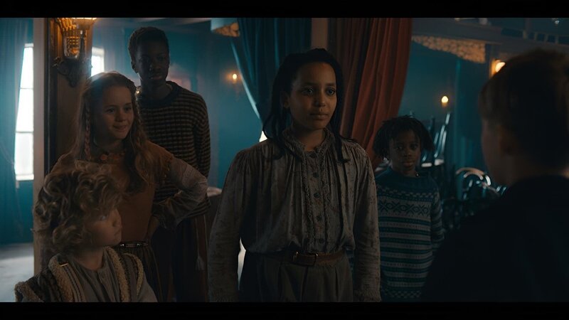 Luka (Lukas Langmyr Mabin, r.) wird von Gabrielle (Mehetabel Natnael Hailu, m.) und den Kindern aus dem Theater begrüßt. – Bild: WDR/​NRK/​Odd Reinhardt Nicolaysen/​Magnus Flåto/​Monster