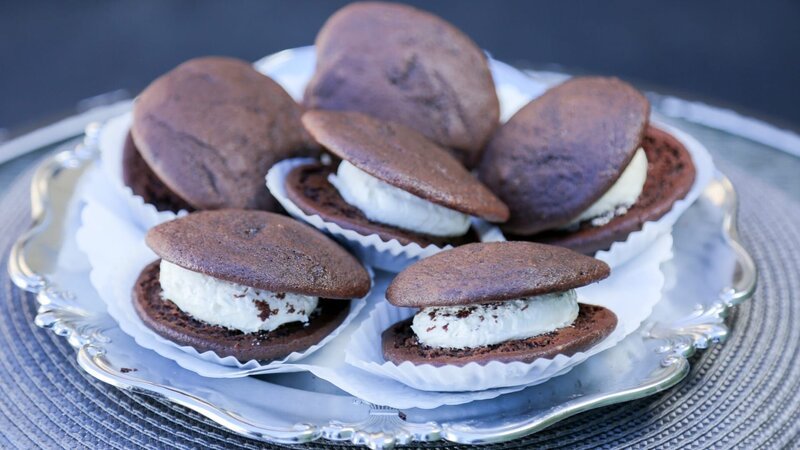 Die berühmten Whoopie Pies bei „Two Fat Cats Bakery“ in Portland, Maine. – Bild: ORF/​Warner/​The Travel Channel