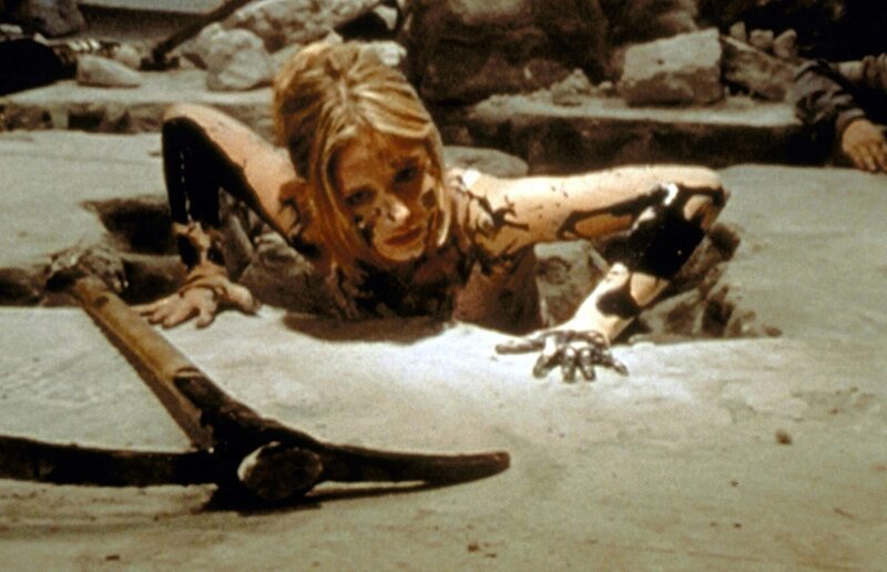 Buffy (Sarah Michelle Gellar) flieht vor den Dämonen. – Bild: ATV2