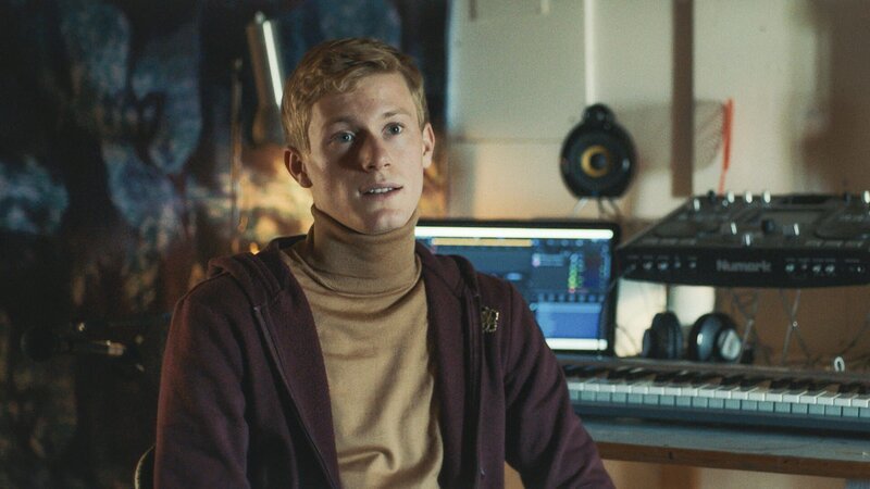 Lasse (Albert Rosin Harson) will sich nur mit seiner Musik beschäftigen. – Bild: BR/​TV 2 Denmark