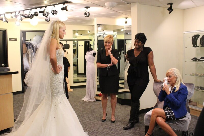 YouTube Star Taylor hatte eigentlich bereits ihr perfektes Hochzeitskleid gefunden, doch zwei Wochen vor der Hochzeit ist sie sich plötzlich nicht mehr sicher. Jetzt muss Lori die Nerven behalten … – Bild: TLC & Discovery Communications