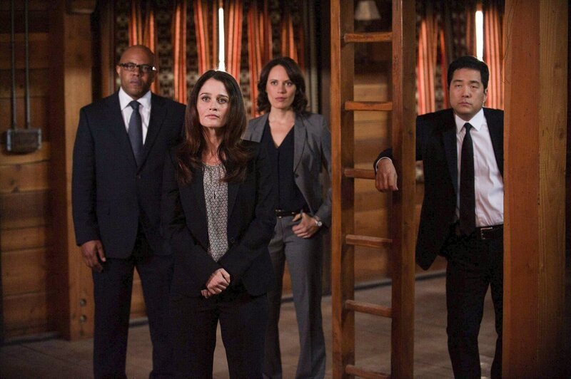 Sie setzen alles daran, den Mörder einer jungen Frau zu finden, deren Leiche unweit eines exklusiven Clubhauses gefunden wurde: Abbott (Rockmond Dunbar), Teresa Lisbon (Robin Tunney), Kim Fischer (Emily Swallow) und Kimball Cho (Tim Kang). – Bild: Warner Bros. Television