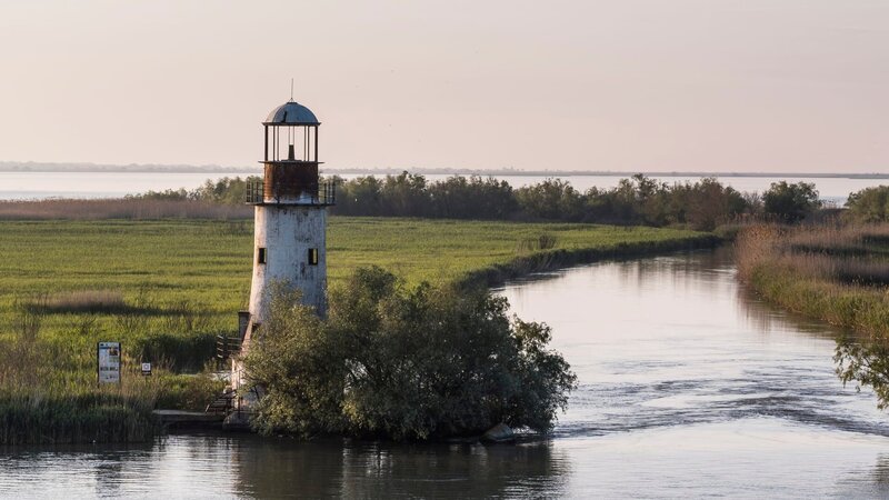 The Delta is growing by six metres a year. This lighthouse once stood on the edge of the seashore … now it is marooned by land as sediment is brought to the Delta from the inner continent – Bild: Off the Fence /​ Tom Osborn