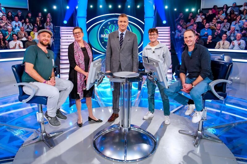 v.li.: Jakob Illek (Graz), Eva Wendl-Söldner (Innsbruck), Armin Assinger, Simon Eckl (Wien), Claudio Passardi (Langenlois in Niederösterreich) – Bild: ORF /​ Stefan Gregorowius