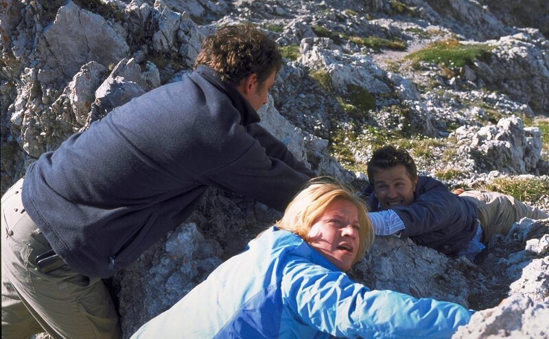 „Soko Kitzbühel“, „Steinschlag.“ Klaus Windisch, ein prominenter Bergsteiger, wird beim Klettern mit seiner Freundin Martina von einer Steinlawine erschlagen. – Bild: ORF/​BEO-Film/​Laurent Trümper