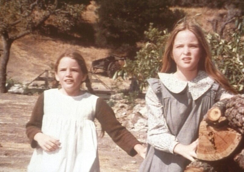 Laura (Melissa Gilbert, l.) und Mary (Melissa Sue Anderson, r.) verstehen nicht, dass ihr Vater trotz gebrochener Rippen hart arbeiten muss. – Bild: Worldvision