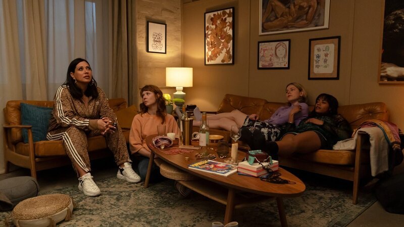 Elif (Jasmin Shakeri, l.), Jo (Salka Weber, r.), Franzi (Llewellyn Reichman, 2.v.r.) und Lena (Sarah Bauerett, 2.v.l.) sitzen am Wohnzimmertisch und warten auf Fiona Bergschulte. – Bild: Anne Wilk /​ ZDF