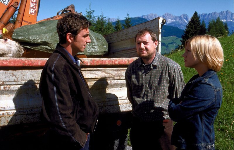 Beim Biobauern Kreuzbrucker (Maximilian Krückl, M.) finden die Ermittler Andreas Blitz (Hans Sigl, l.) und Karin Kofler (Kristina Sprenger, r.) unerlaubte Wachstumshormone. – Bild: ORF/​BEO-Film/​Laurent Trümper