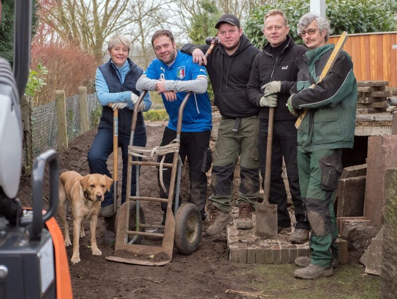 Die nächste Etappe der Beetbrüder geht nach Nienburg. Hier sind Antje (l.) und Thorsten (2.v.r.) total unglücklich und Schuld ist der Garten. Das dreieckige Grün wird von dem Paar kaum genutzt. Nun soll das Gartentrio (v.l.: Claus, Henrik und Ralf) Terrasse und Garten verbinden. Doch das Wetter durchkreuzt die Pläne der Beet-Brüder … – Bild: MG RTL D /​ Tokee Bros.