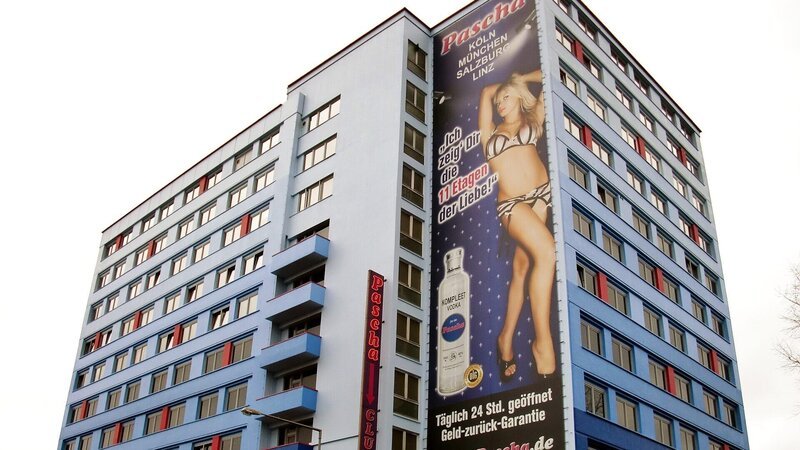 „EXKLUSIV – DIE REPORTAGE“ begleitet die drei Paare bei ihrer aufregenden Entdeckungstour durch das achtstöckige Erotik-Hochhaus. – Bild: RTL II