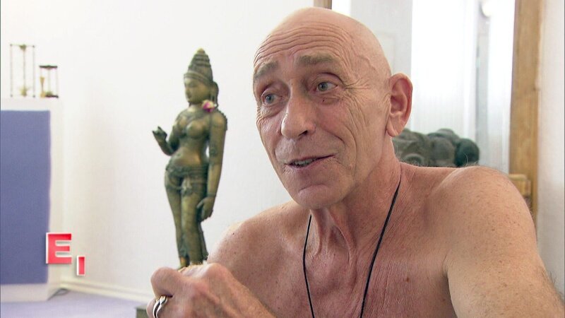 Tantrameister Andro leitet Deutschlands älteste Tantraschule in Berlin. Der 72-Jährige lehrt in seinen spirituellen Seminaren das sogenannte „Rote Tantra“, die erotischste aller existierenden Stilrichtungen. – Bild: RTL II