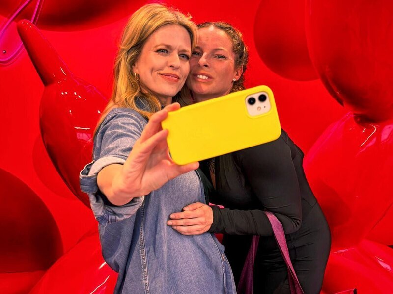 Kandidatin Bianca (r.), Shoppingbegleitung Miriam Lahnstein. – Bild: RTL /​ Constantin Ent.