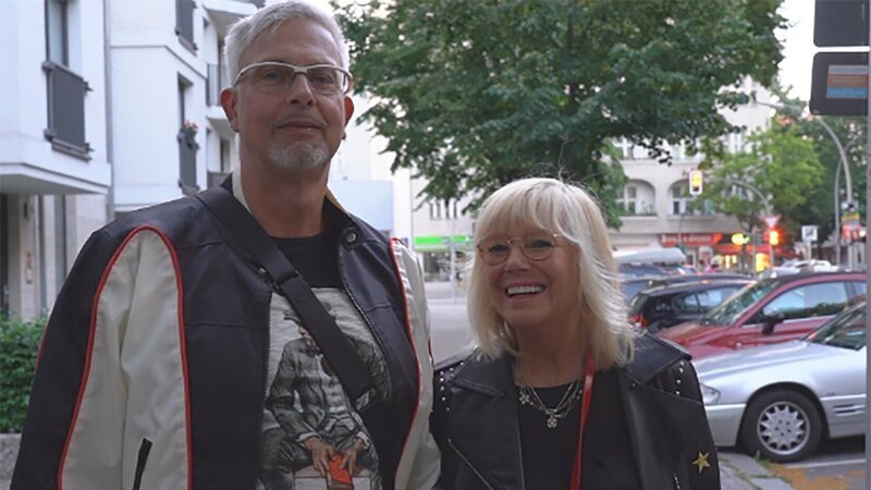 Der Altersunterschied von 26 Jahren spielt für Brigitte Buth (82) und ihren Partner Marcel Lorenz (56) keine Rolle. – Bild: RTL /​ Arriba Media