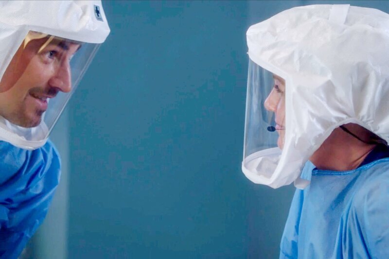 Begegnung unter besonderen Umständen: Giacomo Gianniotti als Dr. Andrew DeLuca, Ellen Pompeo als Dr. Meredith Grey – Bild: ORF/​Disney/​ABC