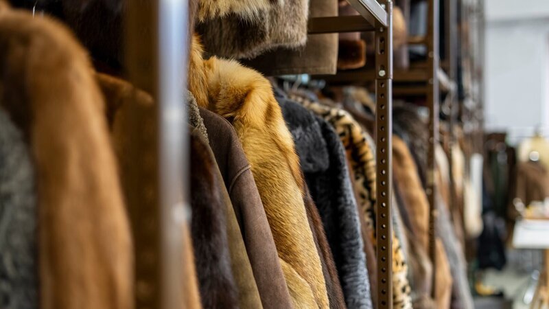 Detailaufnahme von Mänteln bei AR Refurried – Bild: ServusTV /​ DMG Film
