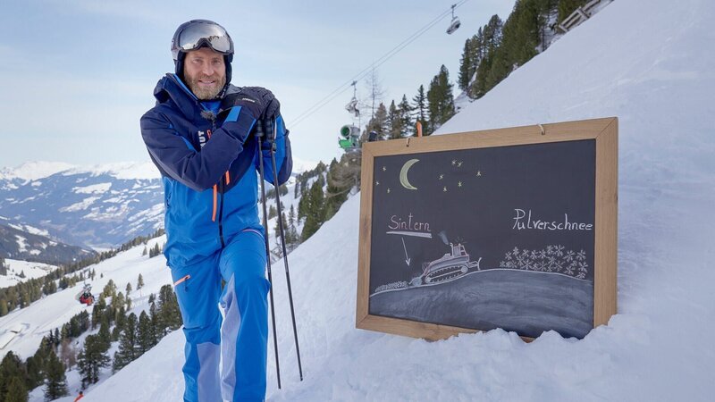 Amerikanische: Sebastian Weber neben der Harakiri der Steilsten Piste Österreichs erklärt mit Tafel das Prinzip des Sinterns. – Bild: ServusTV /​ Julius Steinbacher