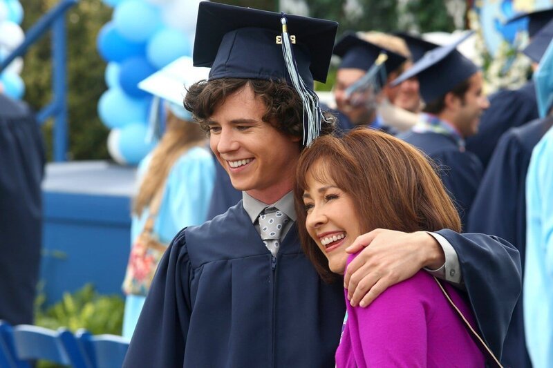 Zutiefst berührt: Axls (Charlie McDermott, l.) emotionale Mutter Frankie (Patricia Heaton, r.). – Bild: Warner Brothers