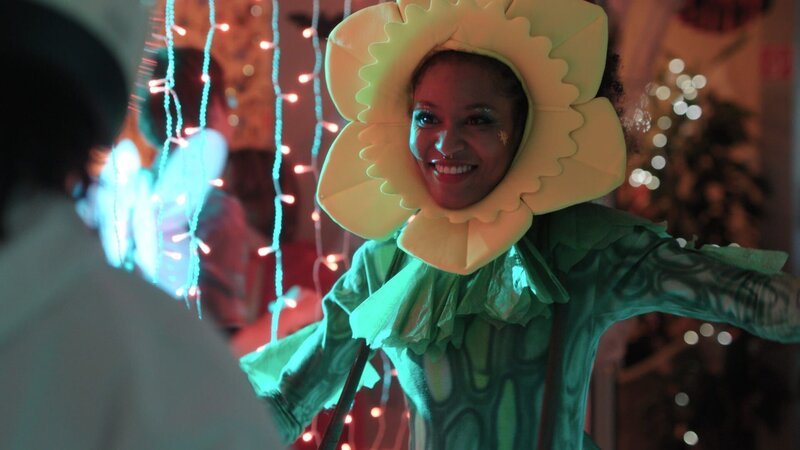 Ronnie (Zoe Magdalena) genießt die Halloweenparty in ihrem triggerfreien Blumenkostüm. Für den Moment scheint alles perfekt. Doch kurze Zeit später gerät alles aus den Fugen. – Bild: Laura Hansen /​ ZDF