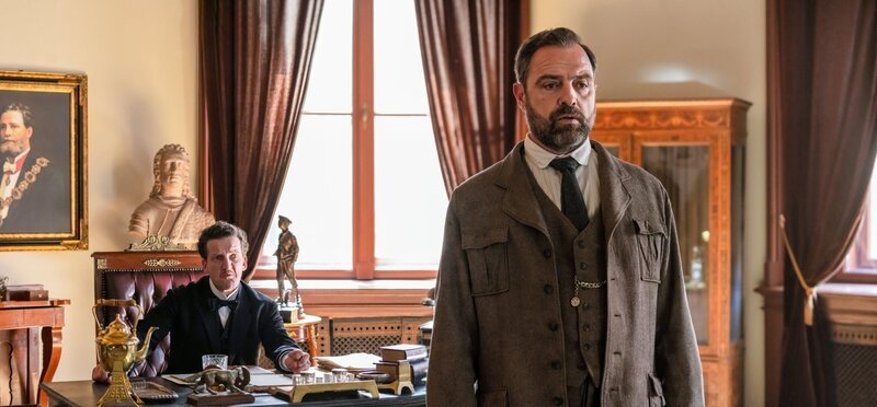 L-R: Inspektor Von Bülow (Raphael von Bargen), Oskar Rheinhardt (Juergen Maurer). – Bild: ORF/​MR Film/​Lenke Szilagyi