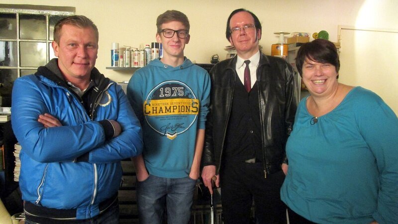 Trödelexperte Otto Schulte (li.) mit Alexander, Andreas (Mitte) und Denise. – Bild: RTL II