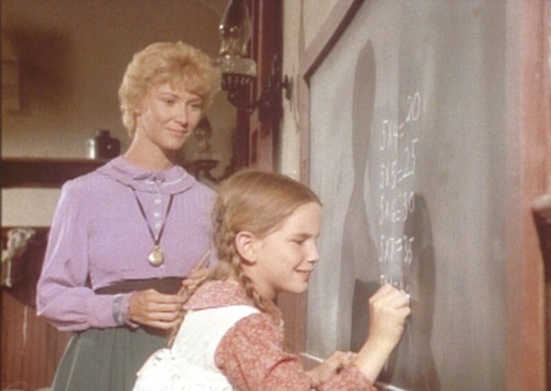 Mit der Hilfe ihrer Lehrerin Miss Beadle (Charlotte Stewart, l.) macht Laura (Melissa Gilbert, r.) große Fortschritte im Unterricht. – Bild: Worldvision