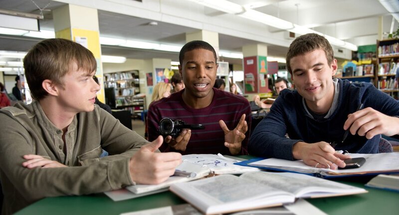 Niemand ahnt, dass die drei Schüler Andrew (Dane deHaan, l.), Steve (Michael B. Jordan, M.) und Matt (Alex Russell, r.) über Superkräfte verfügen. Sie können Gegenstände mit reiner Gedankenkraft bewegen, Autos zerquetschen und sogar fliegen. Doch dann laufen die Dinge aus dem Ruder … – Bild: Diyah Pera / Twentieth Century Fox Film Corporation Niemand ahnt, dass die drei Schüler Andrew (Dane deHaan, l.), Steve (Michael B. Jordan, M.) und Matt (Alex Russell, r.) über Superkräfte verfügen. Sie können Gegenstände mit reiner Gedankenkraft bewegen, Autos zerquetschen und sogar fliegen. Doch dann laufen die Dinge aus dem Ruder … – Bild: Diyah Pera / Twentieth Century Fox Film Corporation