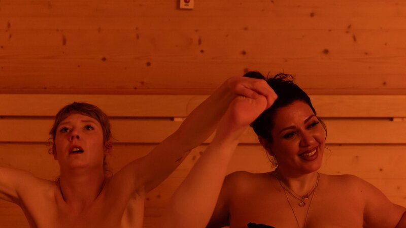 Lena (Sarah Bauerett) und Elif (Jasmin Shakeri) reden in der Sauna. – Bild: Anne Wilk