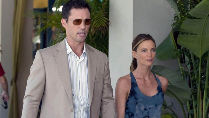 Michael Westen (Jeffrey Donovan) wird eher zufällig zum Privatdetektiv. Dabei hilft er gemeinsam mit Fiona (Gabrielle Anwar) Menschen, die sich selber nicht helfen und auch nicht zur Polizei gehen können. – Bild: Foto: RTL /​ Twentieth Century Fox/​RP