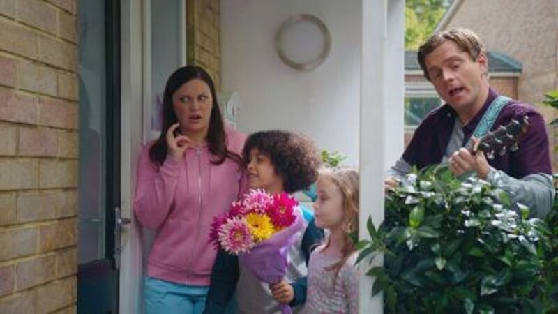 Die Brockmann-Bells haben eine Überraschung für Frau Hobbs vorbereitet. Von l. nach r.: Tess (Andrea Valls), Tom (Ellis-James Naylor), Evi (Tahliya Lowles) und Simon (James Merry). – Bild: ZDF/​Darrall MacQueen