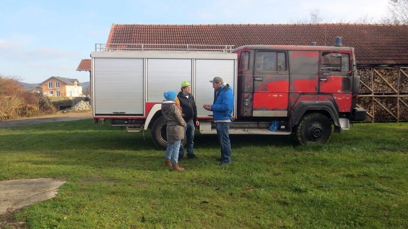 v.l. Stephanie, Stefan und Experte Sükrü Pehlivan besprechen den Verkauf des Partytrucks. – Bild: RTL II