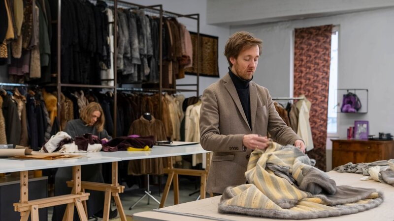 Kürschner Patrick Adam und Designerin Georgia Richter bei der Mantelherstellung bei AR Refurried – Bild: ServusTV /​ DMG Film