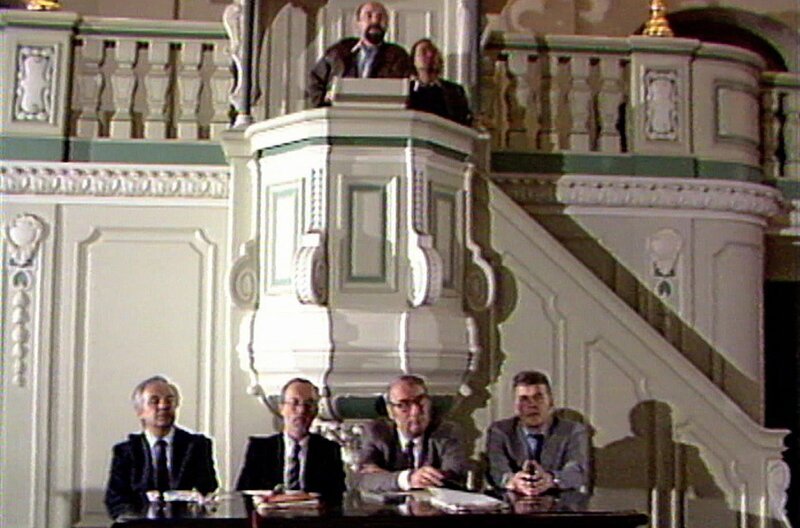 Am 9. November 1989 treffen in der Französischen Friedrichstadtkirche Mitglieder von Blockparteien, Kirchen und neuen Oppositionsgruppen zusammen, um über Visionen einer anderen DDR zu diskutieren. Mit dabei sind Persönlichkeiten wie Manfred Stolpe, Rainer Eppelmann, Christine Lieberknecht, Konrad Elmer und Lothar de Maizière. Der Film zeigt bisher unveröffentlichtes Material. – In der Französischen Friedrichstadtkirche am 9. November 1989: Auf der Kanzel steht Pastor Rainer Eppelmann; auf dem Podium sitzen (v. l. n. r.) Manfred Stolpe (Ev. Kirche Berlin-Brandenburg), Lothar de Maizière (Rechtsanwalt),  Gottfried Müller (Glaube und Heimat), Werner Krätschell (Superintendent in Pankow). – Bild: mdr/​rbb
