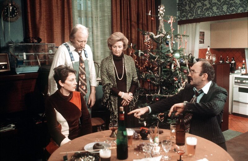 „Ein echter Wiener geht nicht unter“, „Jahreswende.“ Bei Familie Sackbauer steht der Jahreswechsel vor der Tür! Kaum hat man das chaotische Weihnachtsfest überstanden, gibt es schon neuen Grund zu feiern. Mundl und Toni wollen, auf Grund der Erfahrungen mit dem Heiligen Abend, eigentlich keine besonderen Pläne für eine Silvesterfeier machen. Aber der Zufall will es wieder anders: Bei den Sackbauers muss der Jahreswechsel sogar zwei Mal gefeiert werden, weil die Küchenuhr nicht richtig geht. Und bei seinem ersten Versuch, das neue Jahr zu begrüßen, kommt Mundl in Konflikt mit einer Funkstreife, die wegen eines Raketengeschoßes in das Zimmer eines Nachbarn alarmiert wird. Der Hausmeister Kurt kann gerade noch rechtzeitig das Schlimmste verhindern, als schon die nächste Überraschung über die festliche Runde hereinbricht. – Bild: ORF