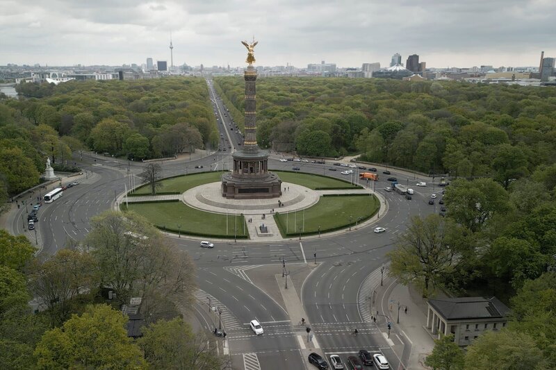 Luftaufnahme von der Siegessäule in Berlin umgeben vom Park Tiergarten. – Bild: Heiko De Groot /​ Terra Mater Studios GmbH