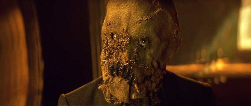 Während Batmans Verkleidung noch in der Erschaffungsphase steckt, treibt eine andere, furchteinflößende Maske schon längst ihr Unwesen … – Bild: 2005 Warner Brothers Lizenzbild frei