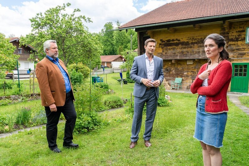 Nach diversen Befragungen durch die Kommissare Stadler (Dieter Fischer, l.) und Hansen (Igor Jefti?, M.) kommt die Affäre von Franziska Hirsch (Maria Magdalena Rabl, r.) mit dem Opfer ans Licht. – Bild: ZDF /​ ORF /​ Linda Gschwentner