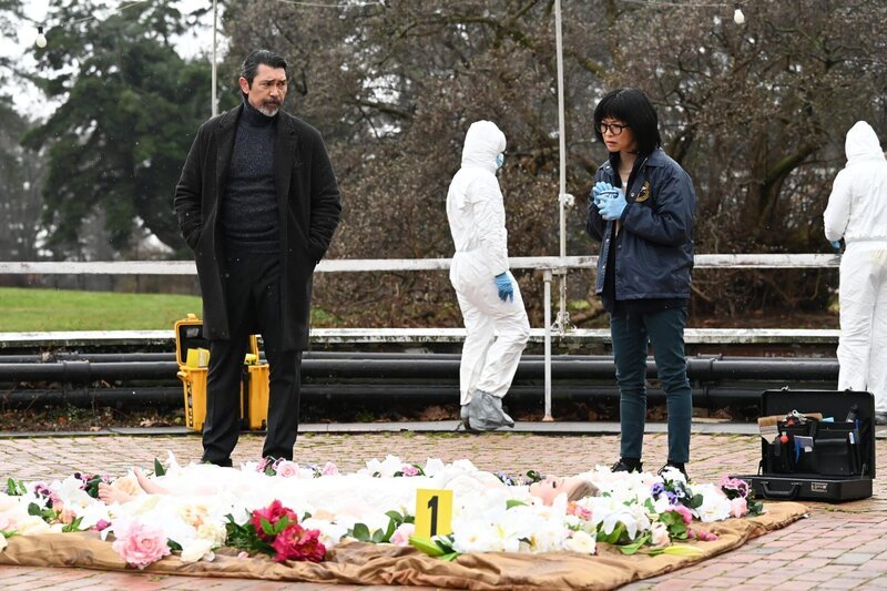 Gil Arroyo (Lou Diamond Phillips, l.); Dr. Edrisa Tanaka (Keiko Agena, r.) – Bild: Warner Bros. Entertainment Inc.