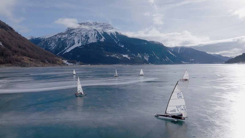 Drohnen Foto: Eisegler beim Eissegeln auf dem Reschensee in Südtirol – Bild: ServusTV /​ Julius Steinbacher