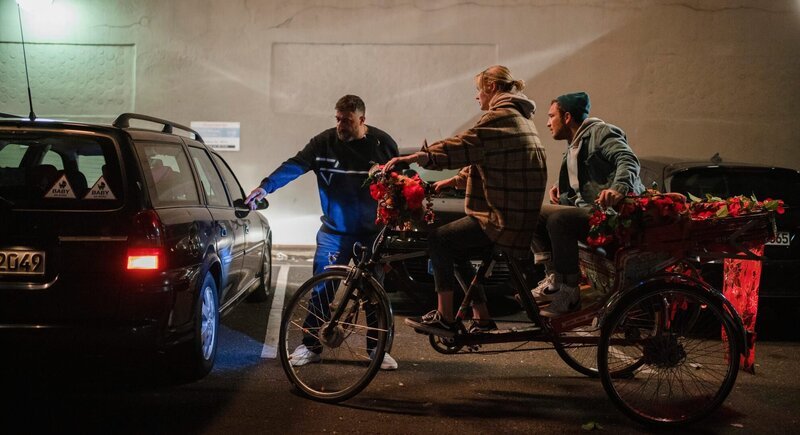 Ausgerechnet in einer geklauten Rikscha fährt Ghost (Luise Heyer) zusammen mit Tim (Frederick Lau, r.) in das parkende Auto eines Manns (Kida Khodr Ramadan), der wenig begeistert ist. – Bild: 2021 Pantaleon Films GmbH / Br / ZDF Ausgerechnet in einer geklauten Rikscha fährt Ghost (Luise Heyer) zusammen mit Tim (Frederick Lau, r.) in das parkende Auto eines Manns (Kida Khodr Ramadan), der wenig begeistert ist. – Bild: 2021 Pantaleon Films GmbH / Br / ZDF