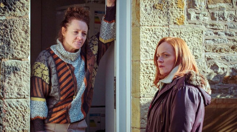 Um den Freund ihrer Tochter zur Rede zu stellen, sucht Joanne (Natalie Gavin, re.) dessen Mutter Vicky (Gemma Wardle, li.) auf. – Bild: ARD Degeto Film/​SISTER & All3Media International/​Matt Squire