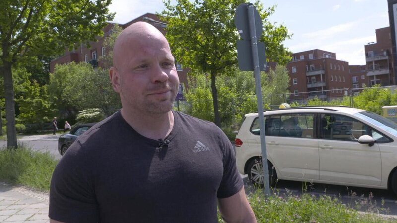 Ricardo Lange gibt nicht nur als Pfleger auf der Intensivstation alles, sondern setzt sich auch medial für bessere Arbeitsbedingungen für Pflegeberufe ein. – Bild: RTL /​ Arriba Media