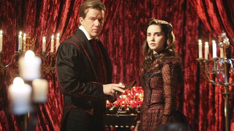 Der Vampir-Verehrer Thomas Stewart wartet mit Braut Julie Crenshaw auf Julies Vampir-Bräutigam, als die CSIler in diese außergewöhnliche Hochzeitszeremonie platzen. – Bild: RTL /​ CBS