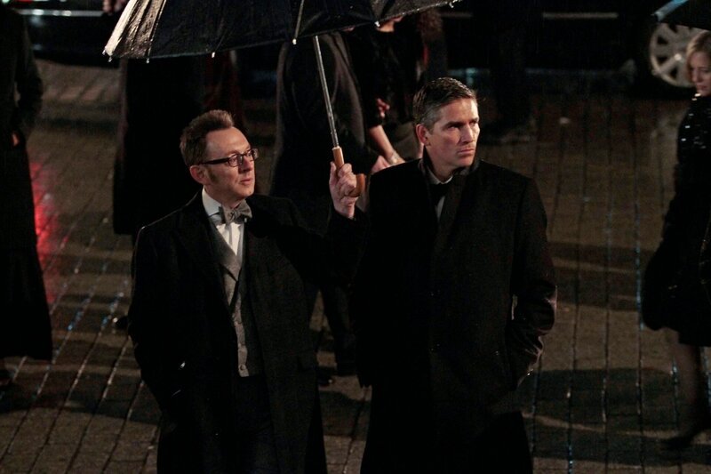L-R: Harold Finch (Michael Emerson) und John Reese (Jim Caviezel) – Bild: Giovanni Rufino /​ WARNER BROS. /​ CBS ENTERTAINMENT /​ © 2013 WBEI. All rights reserved.