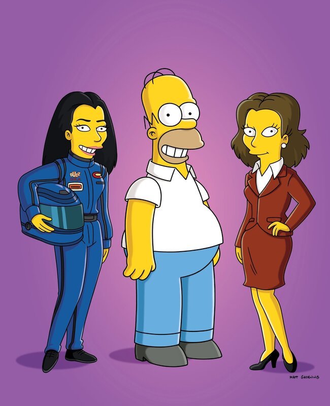 Rennfahrerin Danica Patrick und Schauspielerin Rachel Weisz erscheinen in Homers Gedanken. – Bild: 20th Century Fox