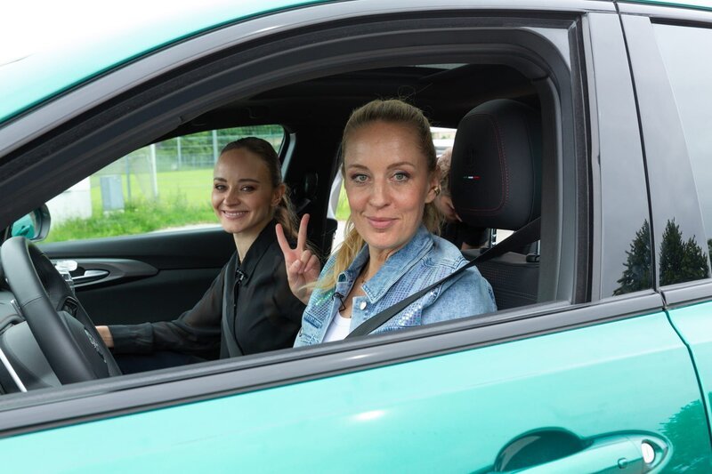 v.li.: Laura Bilgeri und Lilian Klebow posieren für ein Foto mit dem neuen Alfa Romeo Junior – Bild: ServusTV /​ Panarea /​ Roland Unger