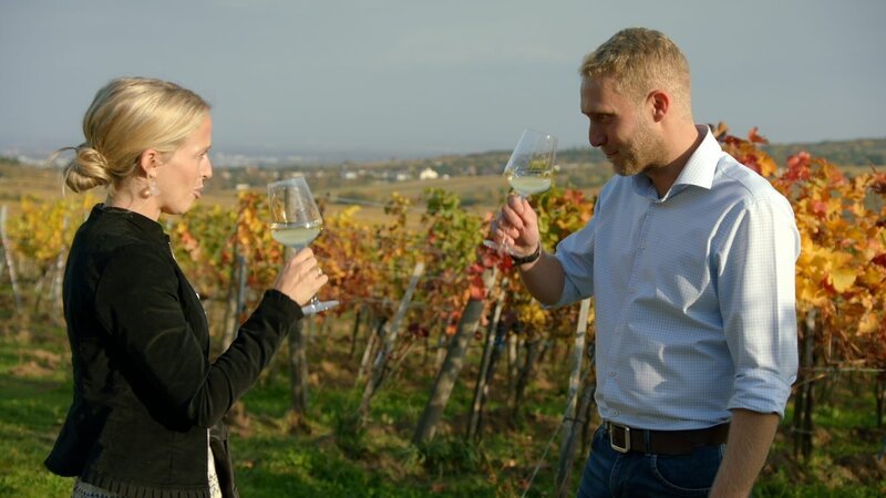 Susi Wiesner mit Markus Pichler vom Weingut Brodl. – Bild: Moritz Kipphardt, Daniel Delbeck, Volker Gabriel /​ BR