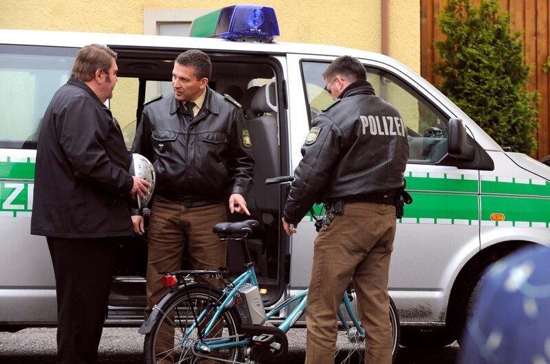 Pfarrer Neuner (Peter Rappenglück) darf mit dem frisierten Radl nicht weiterfahren. – Bild: Marco Orlando Pichler /​ BR