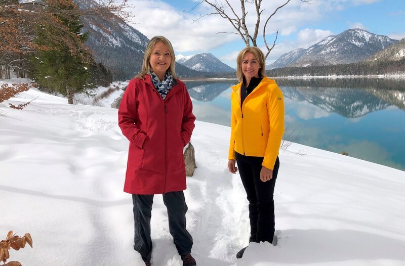 Marianne Kreuzer (links) und Michaela Gerg am Sylvensteinsee. – Bild: BR/​Michael Kühnel